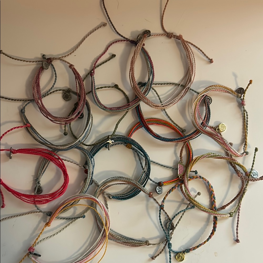 Pura Vida- 16 Braclets 1 Solid 12 Multicolor 2 Charm 1 Braided 32$